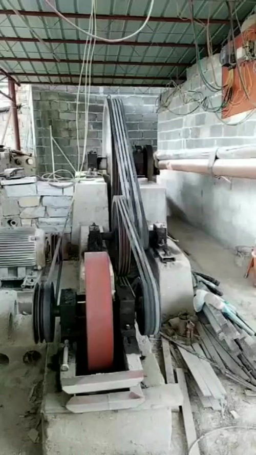 實拍工廠內(nèi)一幕,原來繩子可以割開石頭,這場面太震撼了